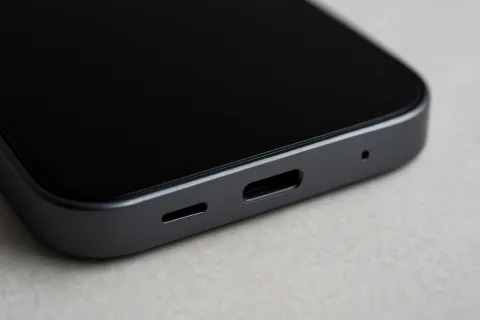 telefon yanındaki küçük delik