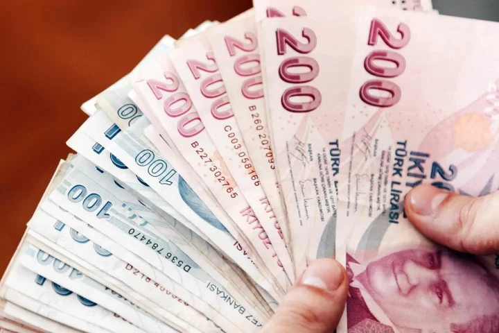 Bir kişinin elinde tuttuğu 100 ve 200 TL’lik banknotlar