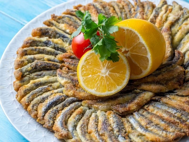 Limon ve maydanozla servis edilmiş hamsi tava tabağı
