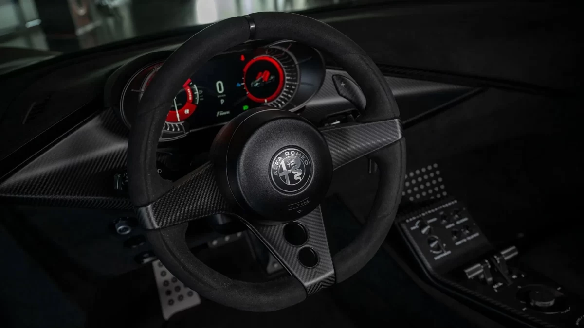 Alfa Romeo logolu direksiyon ve kırmızı göstergeler