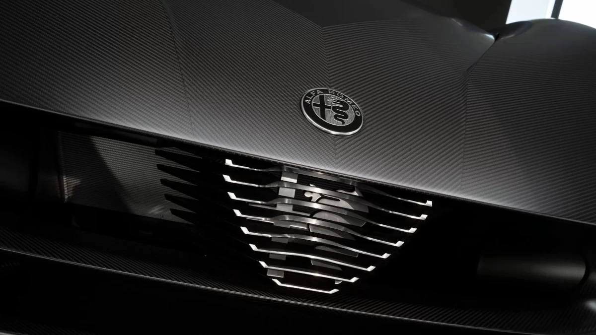 Alfa Romeo amblemi ve karbon dokulu ön bölüm