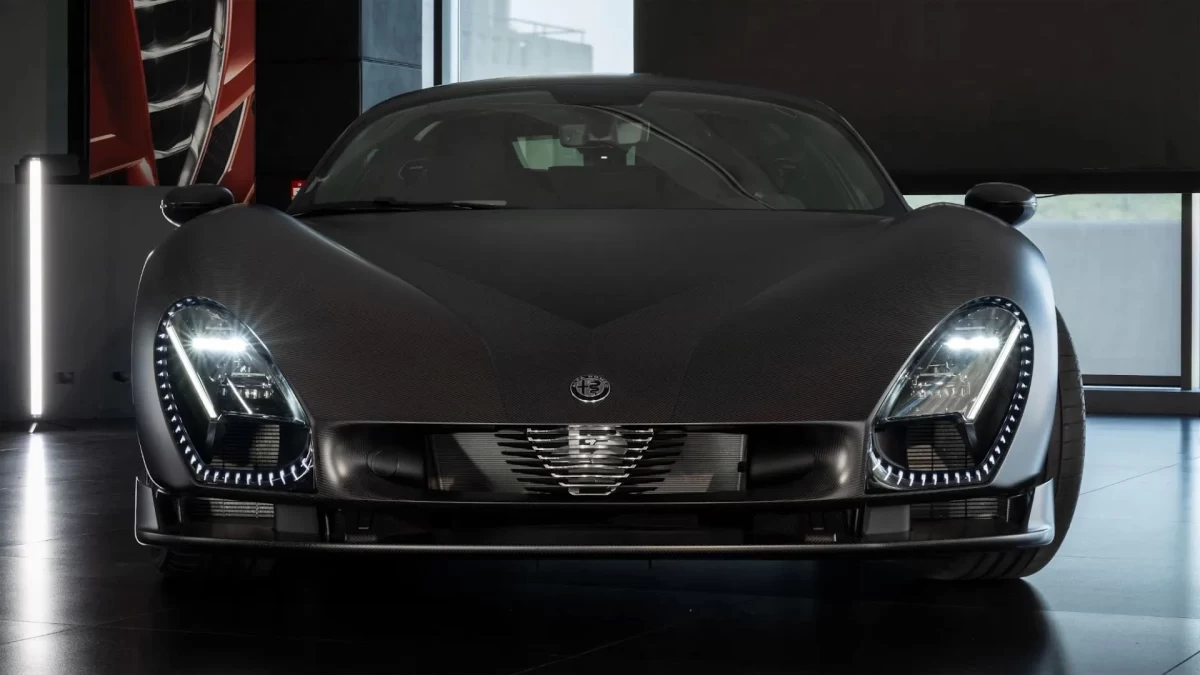 Mat siyah Alfa Romeo 33 Stradale’nin önden görünümü