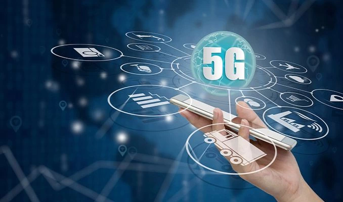 Akıllı telefon üzerinde 5G bağlantısını ve dijital ağ simgelerini gösteren illüstrasyon