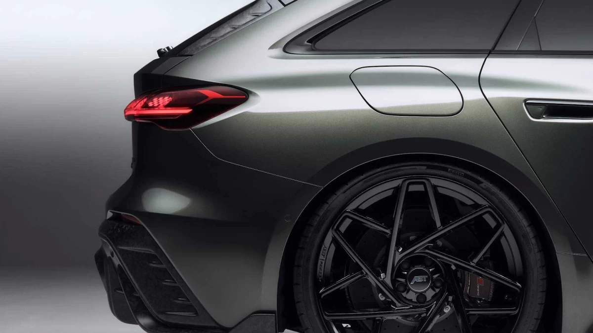 ABT RS5-R Avant’ın arka çamurluğu, stop lambası ve siyah dövme jantı