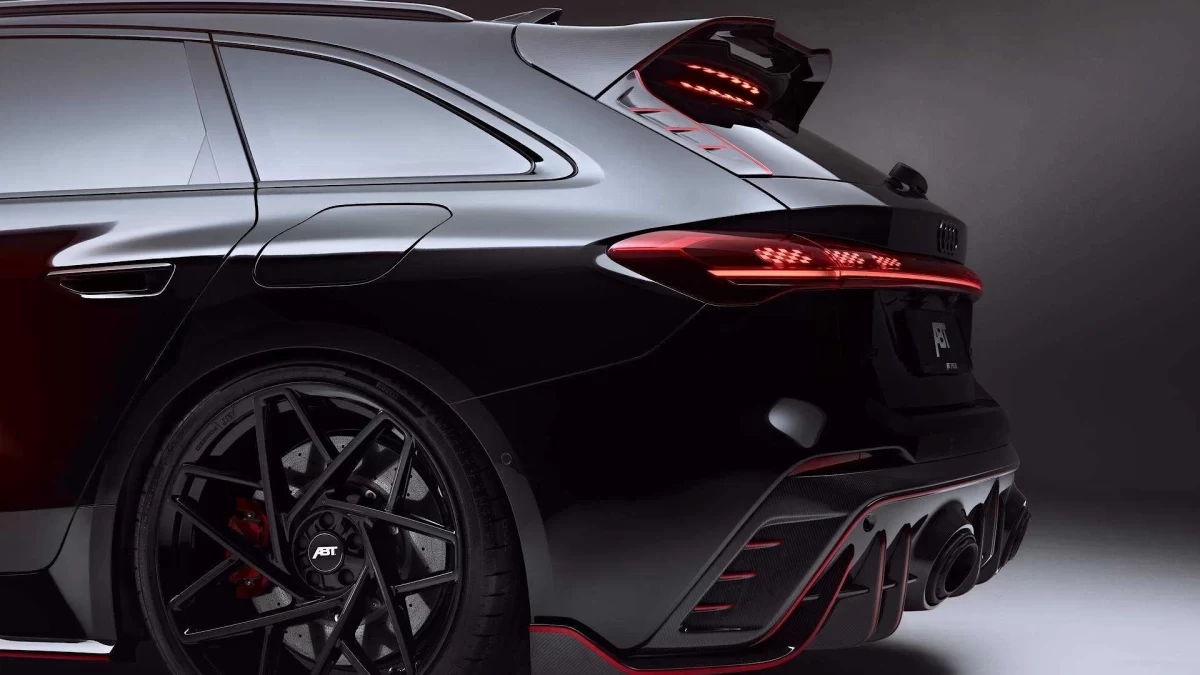 ABT RS5-R Avant’ın siyah arka bölümü, stop lambası ve karbon fiber difüzörü