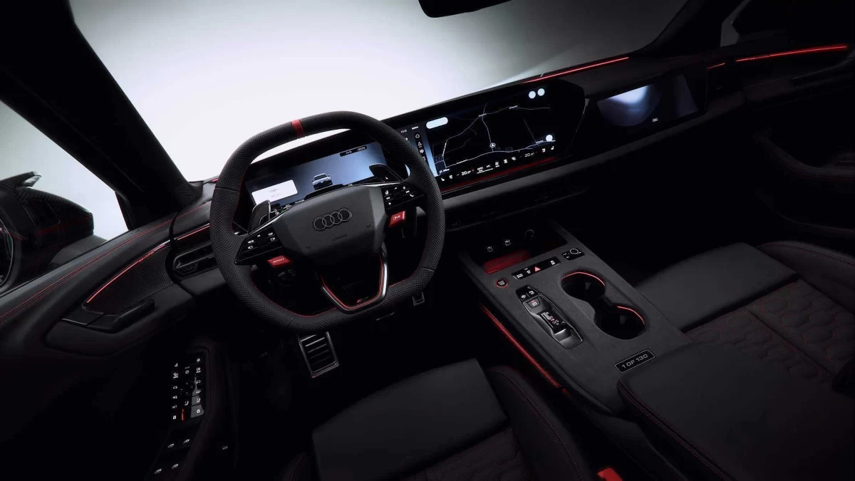 Audi RS5-R’ın direksiyon, ekran ve orta konsolunu gösteren iç mekân görünümü