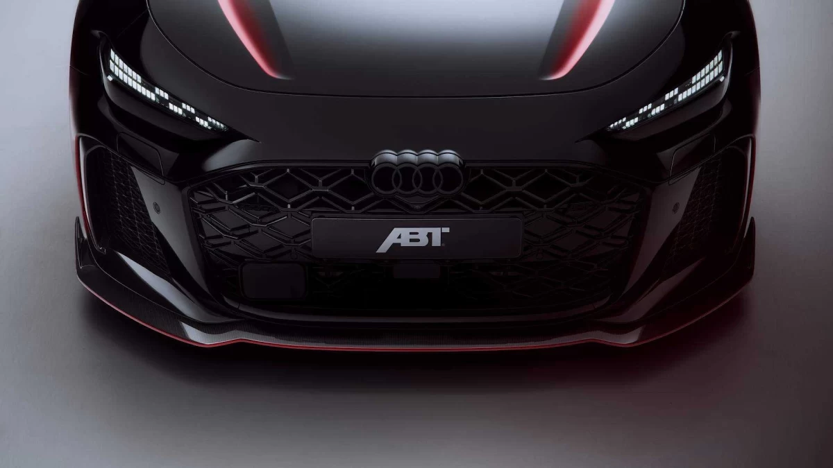 ABT RS5-R’ın ön ızgarası ve kaput çizgilerini gösteren üstten yakın görünüm
