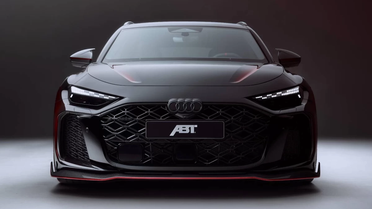 ABT RS5-R’ın geniş ön ızgarası ve farlarıyla önden görünümü