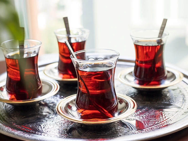 Tepsi üzerinde servis edilmiş çay bardakları