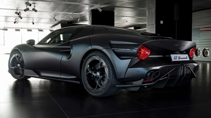 Mat siyah Alfa Romeo 33 Stradale Perla Nera’nın arkadan ve yandan görünümü