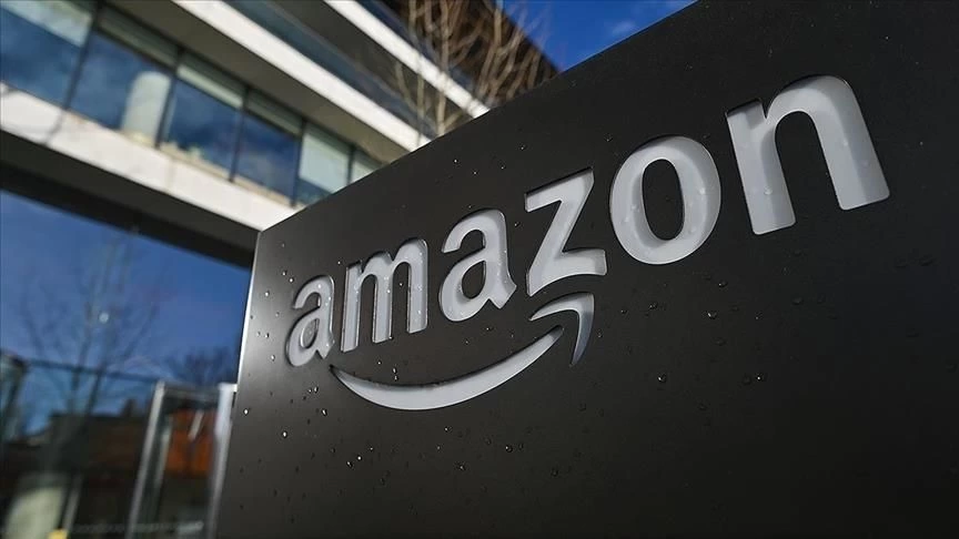 Bir binanın önünde Amazon yazılı siyah tabela