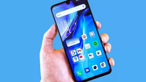 Mavi arka plan önünde elde tutulan Android akıllı telefon