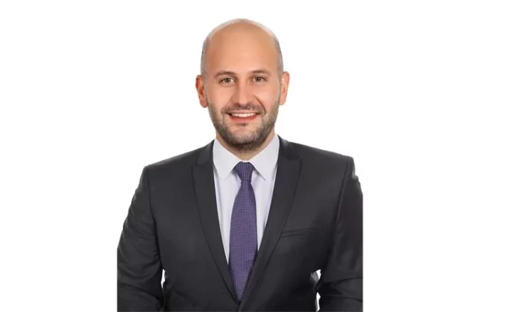 RE/MAX Masa Broker’ı Anıl Akyüz’ün portre fotoğrafı