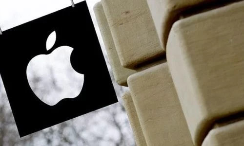 Bir tabelada görülen Apple logosu