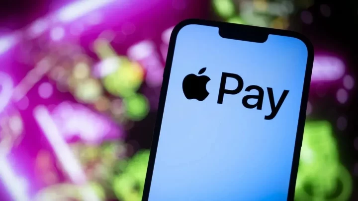 Ekranında Apple Pay logosu görülen bir akıllı telefon