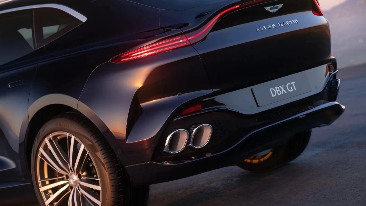 Aston Martin DBX GT’nin arka kısmı ve egzoz çıkışları
