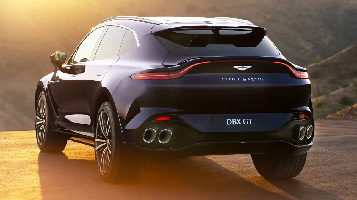Aston Martin DBX GT’nin arkadan görünümü