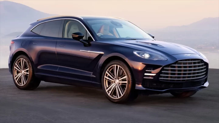Aston Martin DBX GT’nin önden üç çeyrek görünümü