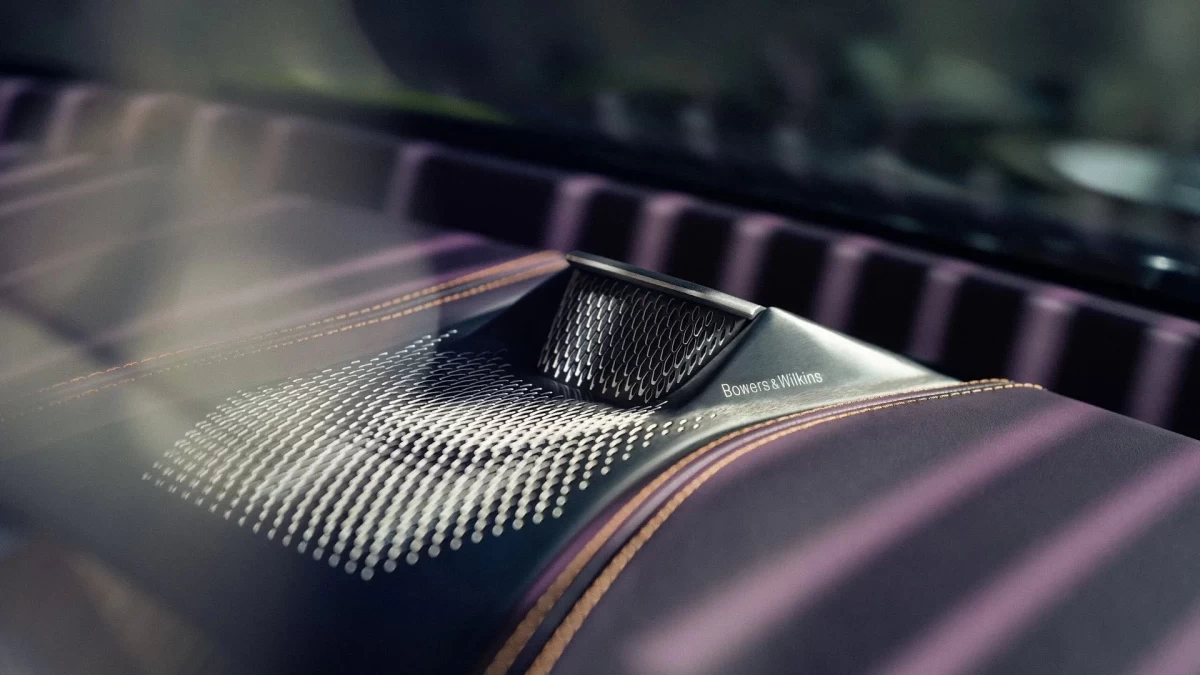DBX GT kabinindeki ses sistemi hoparlörü ve döşeme detayı
