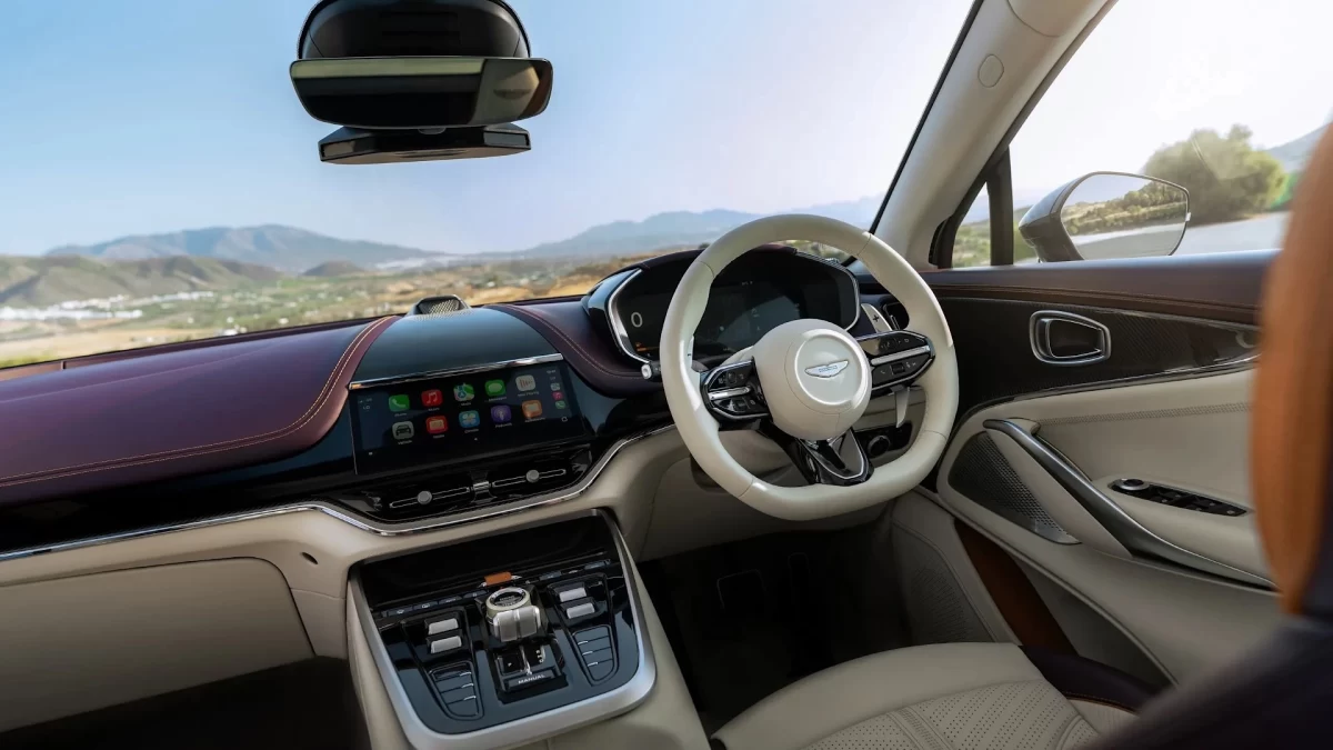 Aston Martin DBX GT’nin direksiyon, gösterge ekranı ve orta konsolunu gösteren iç mekânı