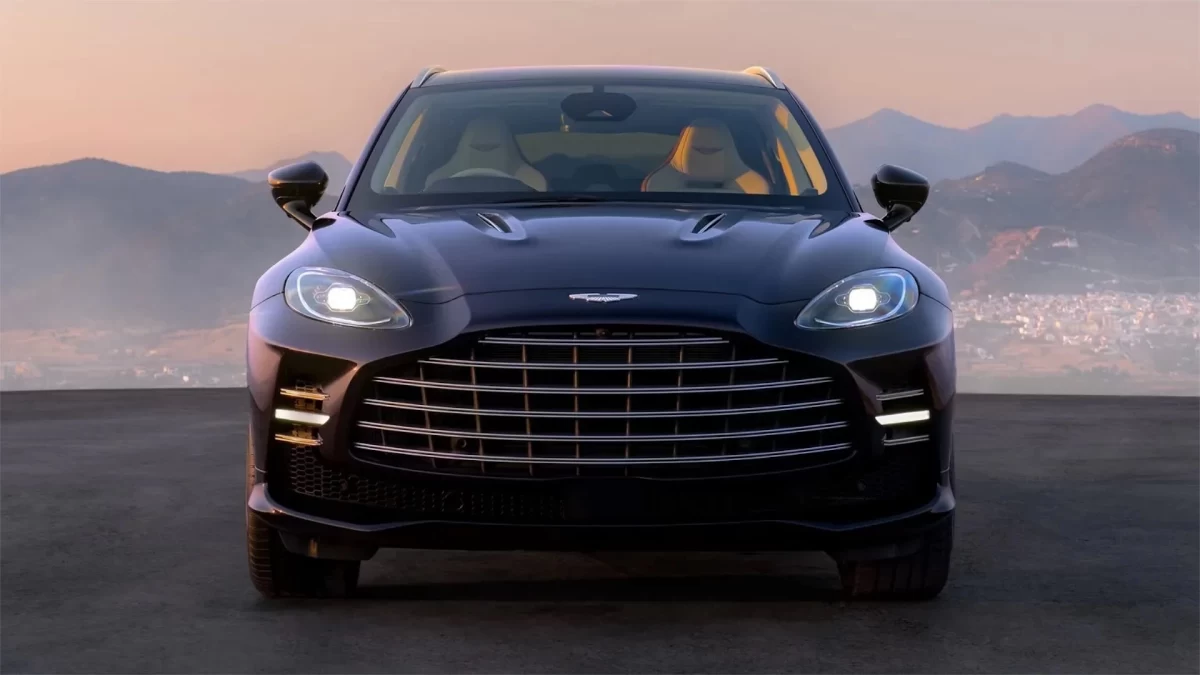 Aston Martin DBX GT’nin önden görünümü
