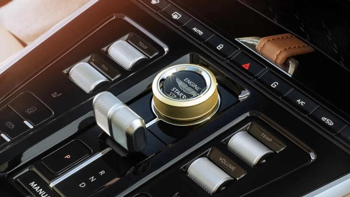 DBX GT orta konsolundaki kumandalar ve motor çalıştırma düğmesi