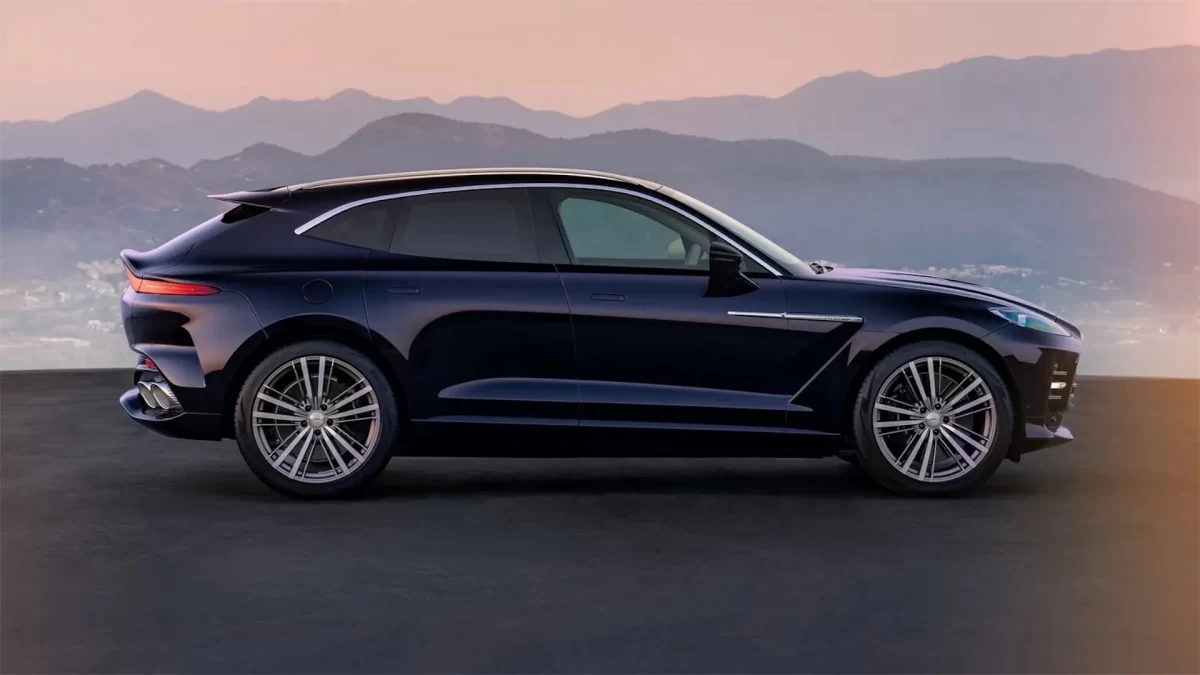 Aston Martin DBX GT’nin yandan görünümü