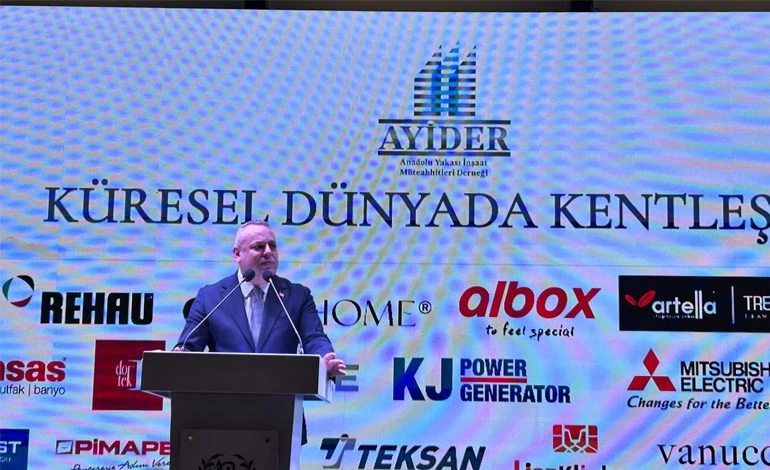 AYİDER zirvesinde kürsü ve etkinlik markalarının bulunduğu sahne ekranı