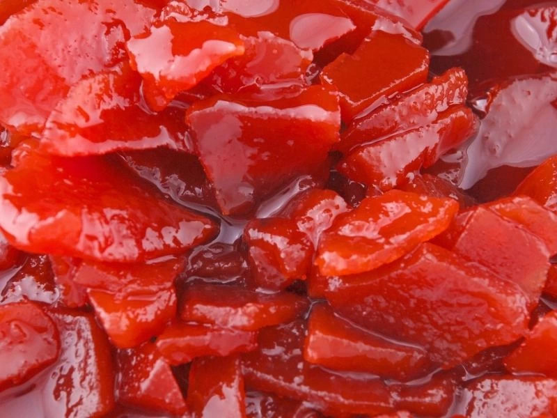 Yakın planda parlak şerbetli ayva reçeli parçaları