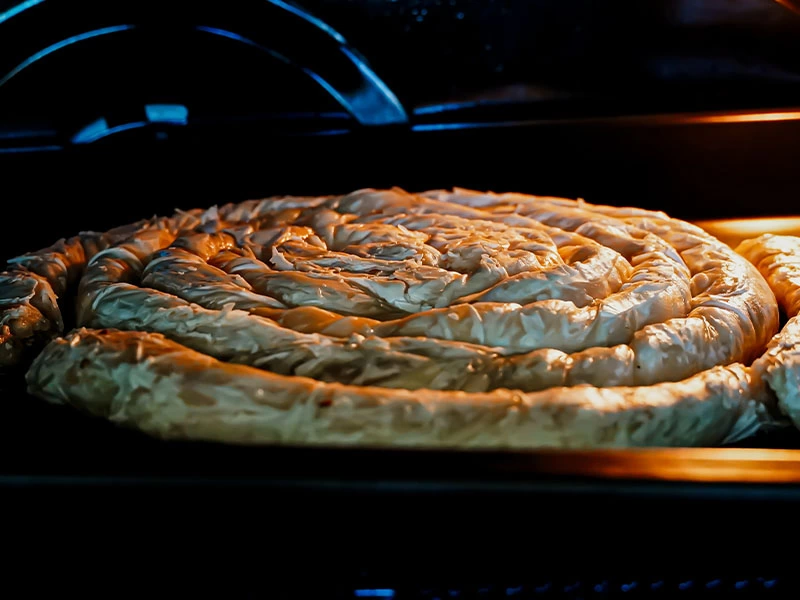 Fırın içinde pişen yuvarlak börek