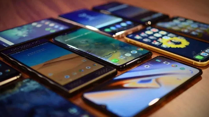 Farklı modellerde cep telefonlarının yan yana sergilendiği görüntü