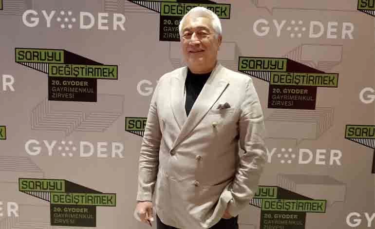 GYODER 20. Gayrimenkul Zirvesi fonu önünde duran Bilge Özdemir