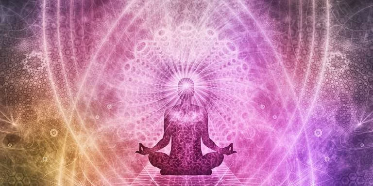 Pembe ve mor tonlarda ışıklı geometrik desenlerin önünde meditasyon yapan bir insan silueti.