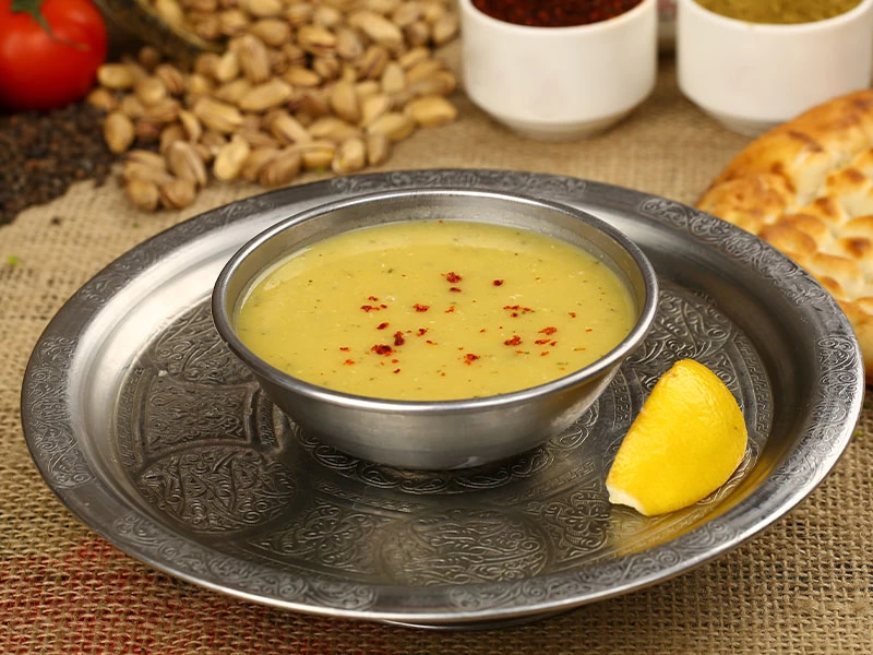 Metal kâsede servis edilen mercimek çorbası