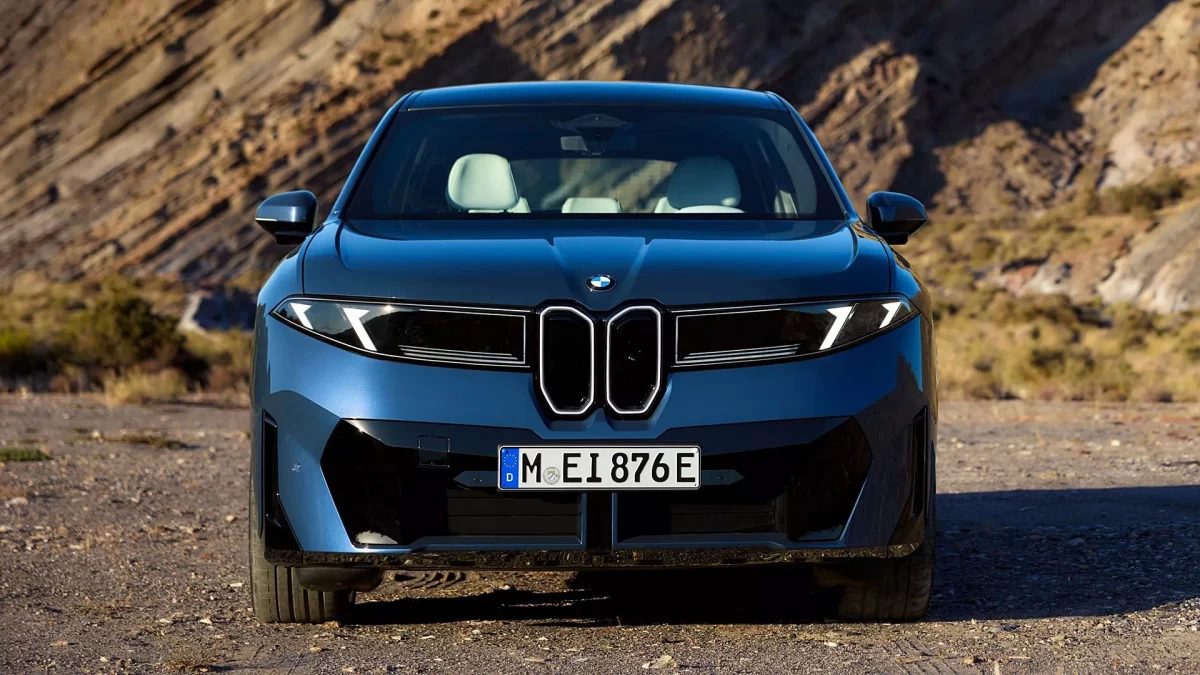Kayalık bir yol üzerinde önden görünen mavi BMW otomobil