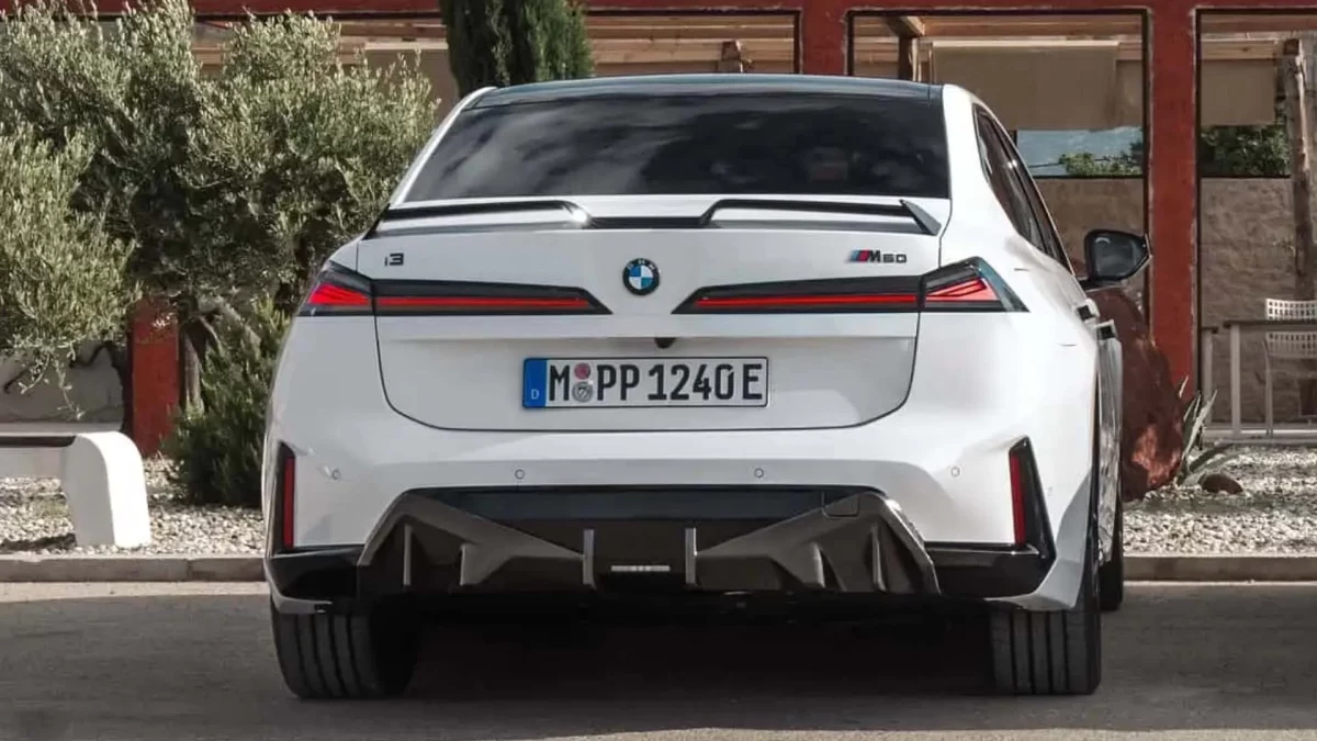 Beyaz BMW i3 M60 xDrive M Performance’ın arka görünümü