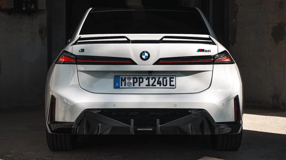 Beyaz BMW i3 M60 xDrive M Performance modelinin arka görünümü