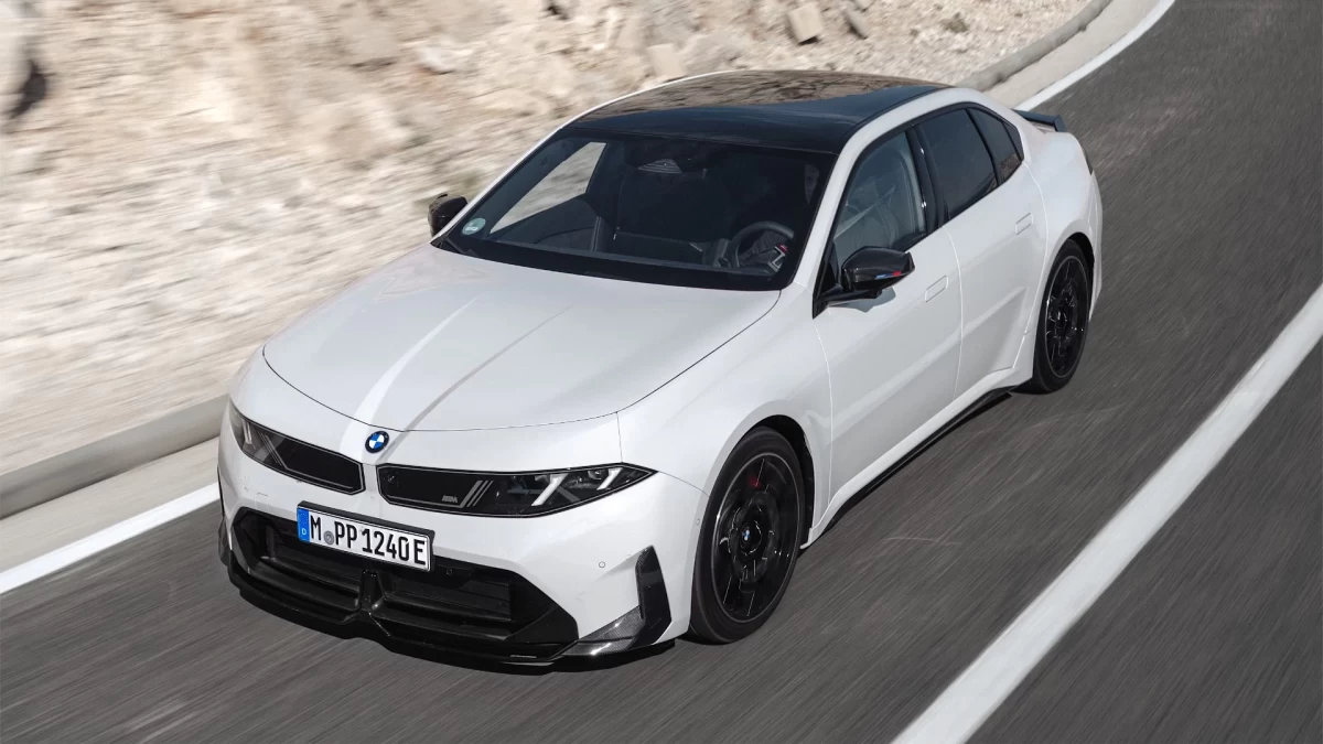 BMW i3 M60 xDrive M Performance’ın önden ve yukarıdan görünümü
