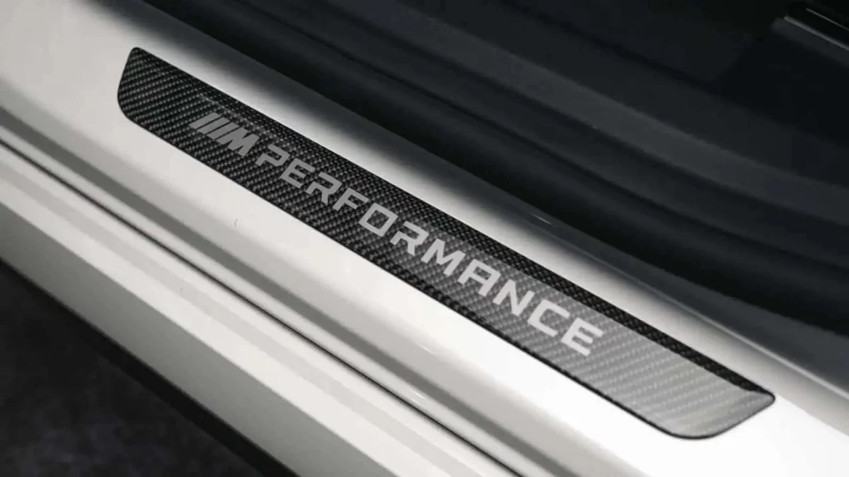 BMW M Performance yazılı kapı eşiği detayı