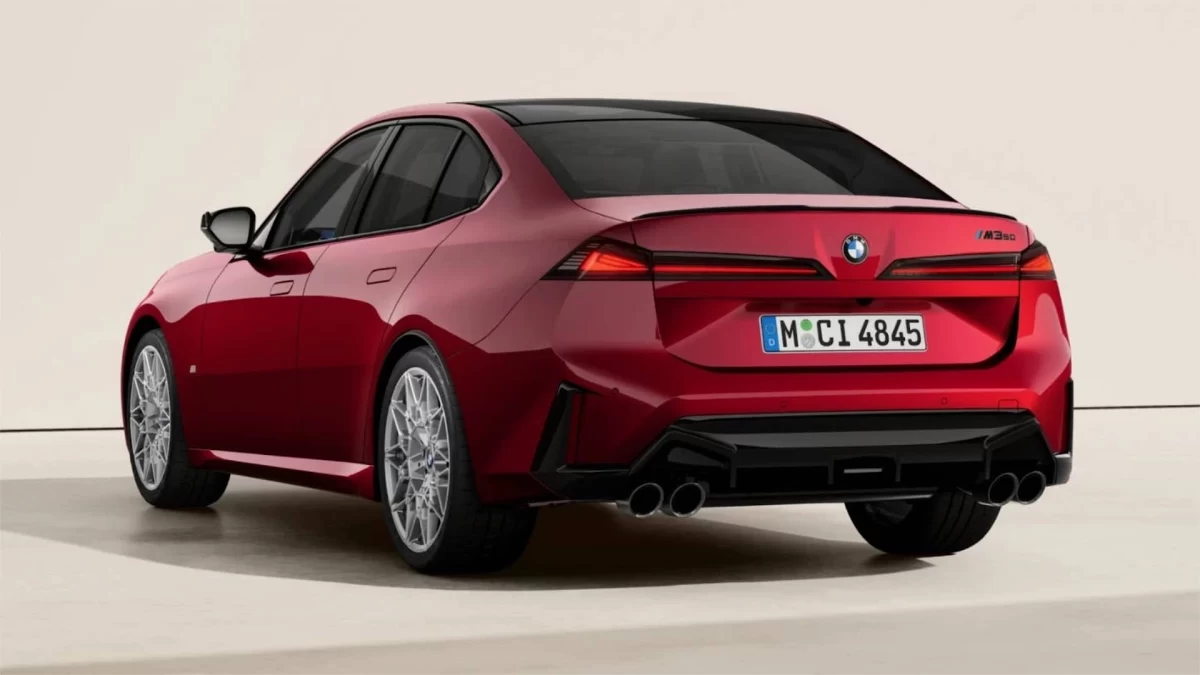 Kırmızı BMW M350’nin arka ve yan görünümü