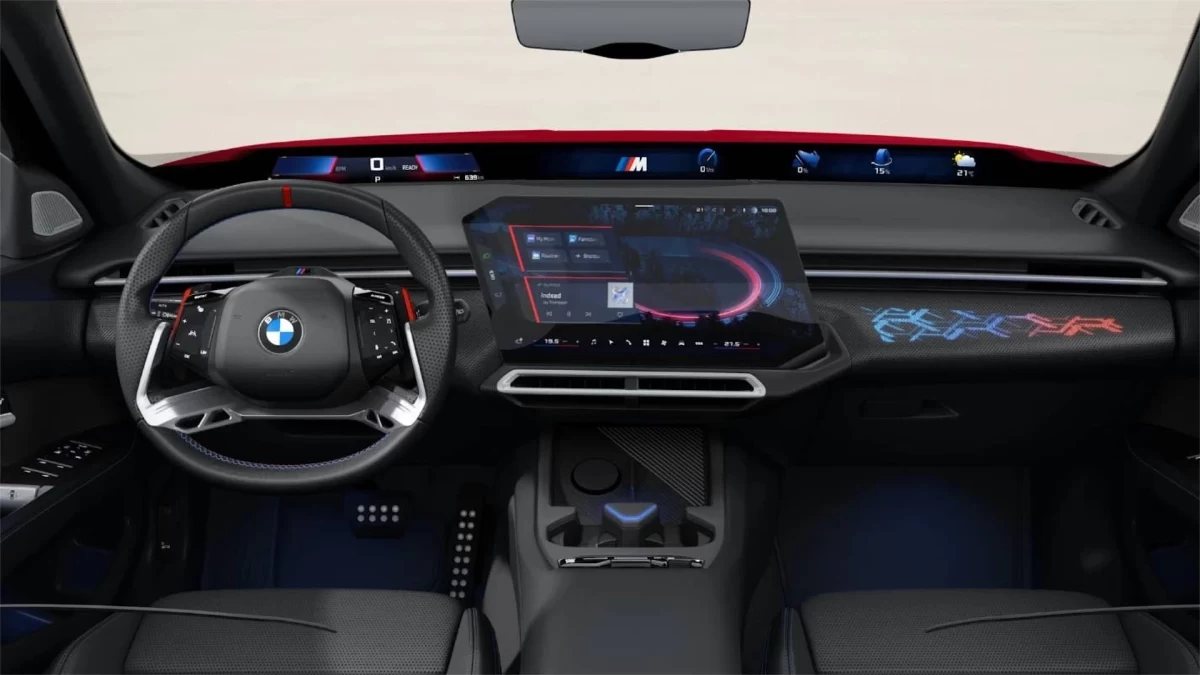 BMW M350’nin direksiyon, ekran ve ön konsol bölümü