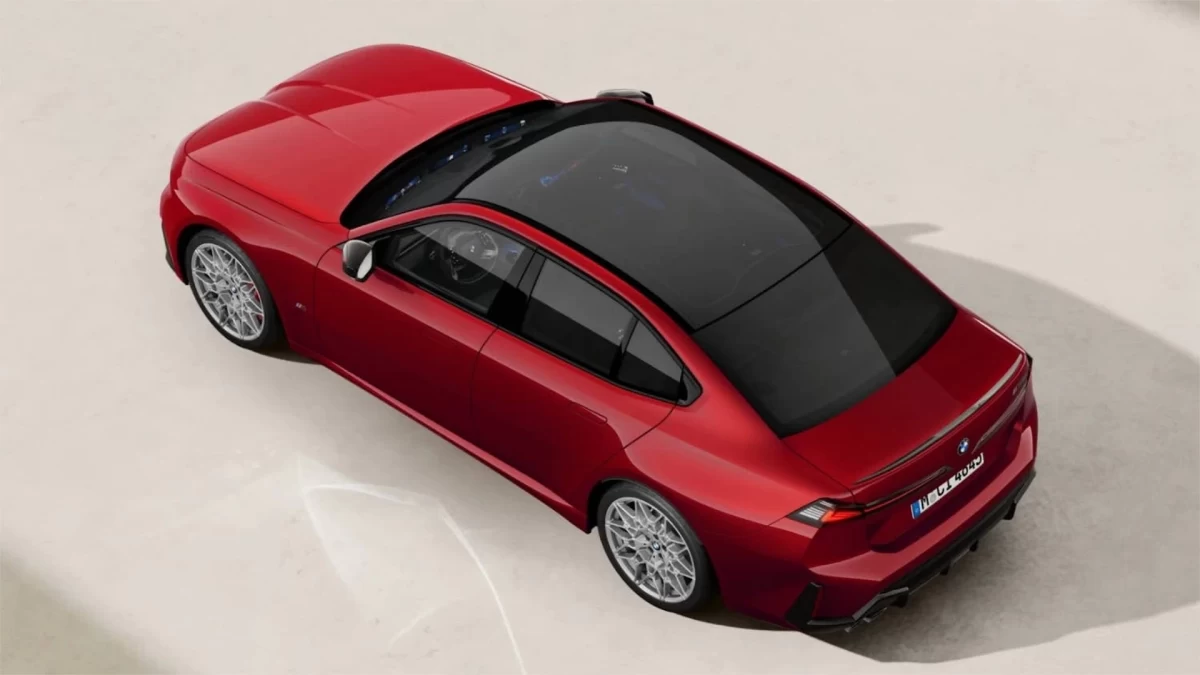 Kırmızı BMW M350’nin yukarıdan önden görünümü