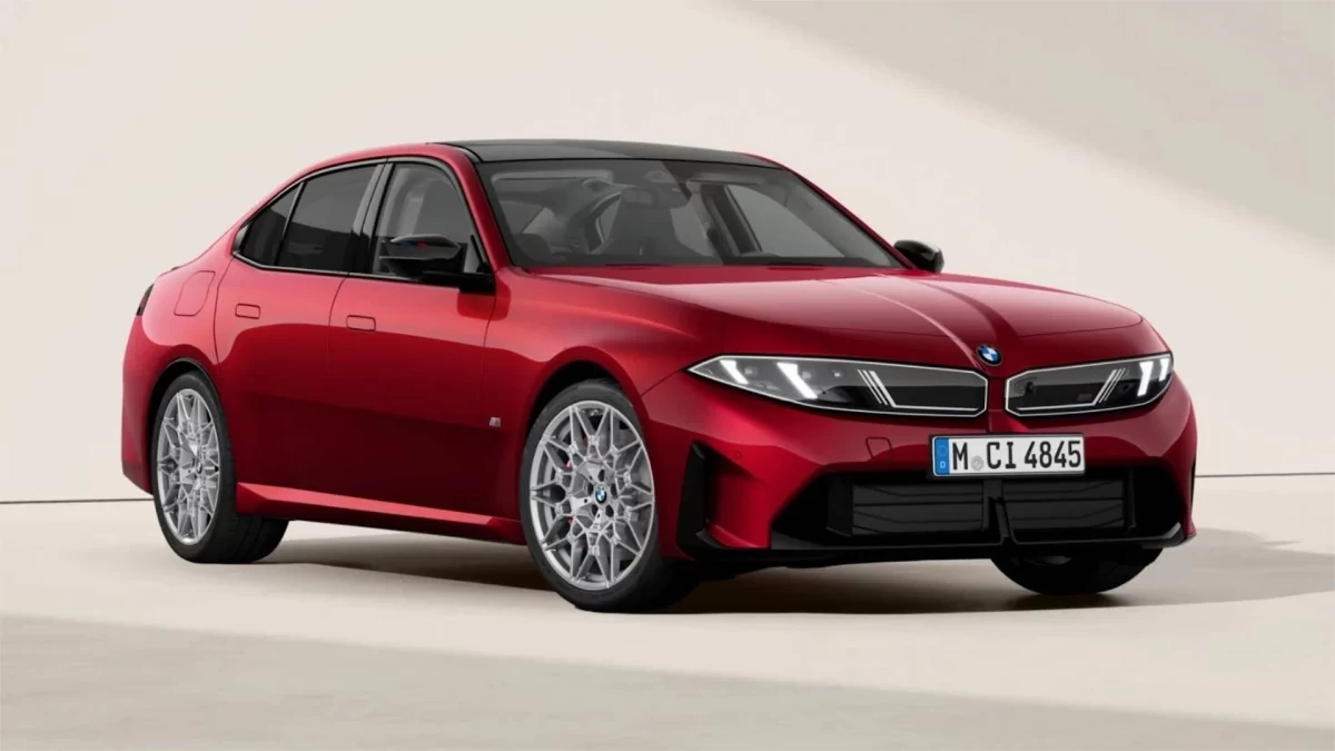 Kırmızı BMW M350’nin önden ve yandan görünümü