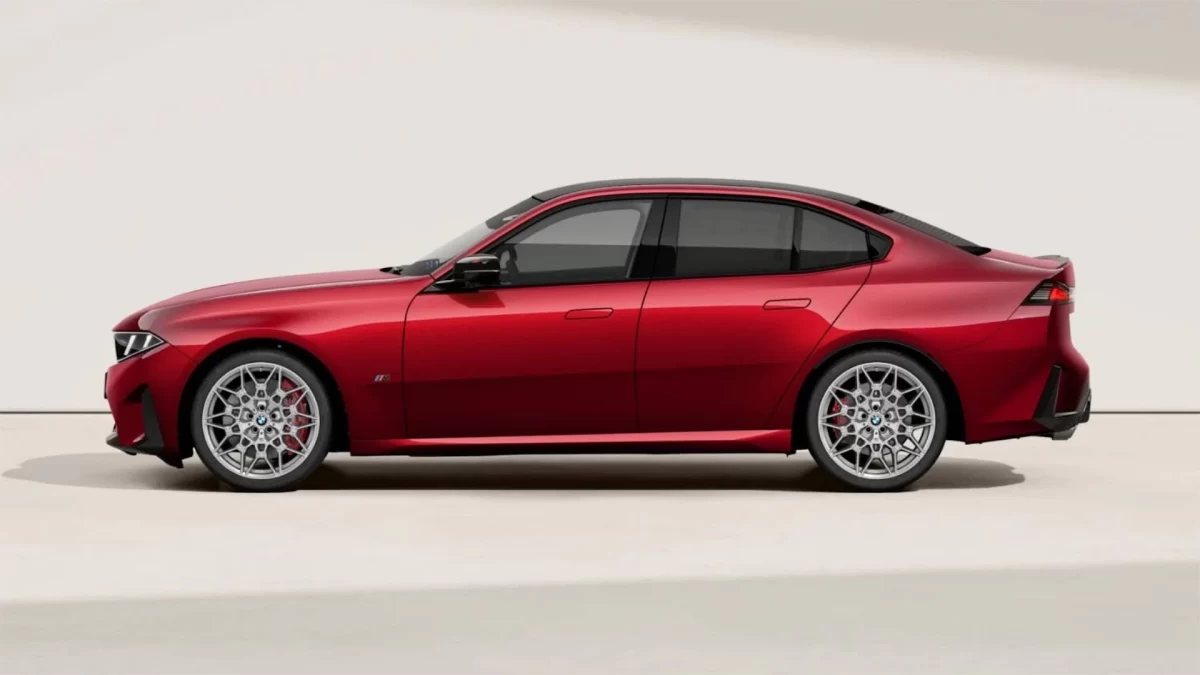 Kırmızı BMW M350’nin yandan görünümü