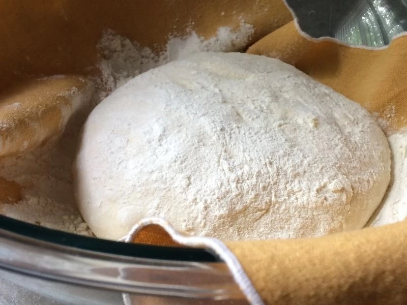 Cam kapta dinlenmeye bırakılmış pürüzsüz hamur