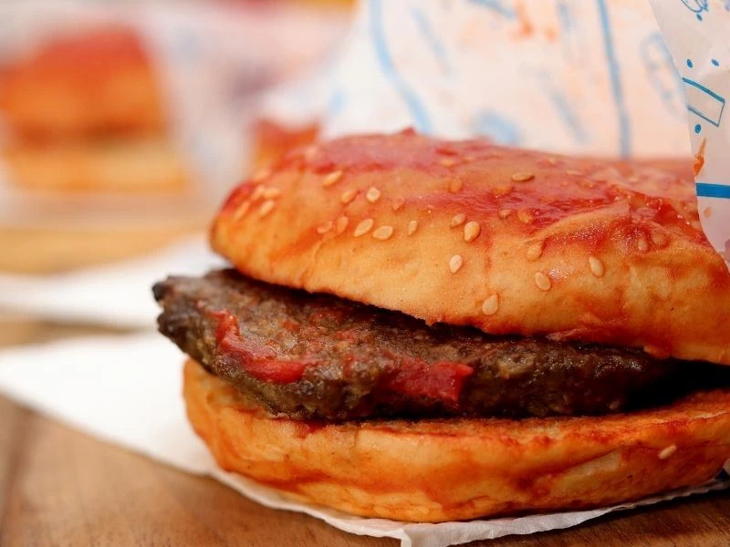 Domates soslu ekmek ve köfteyle hazırlanmış ıslak hamburger