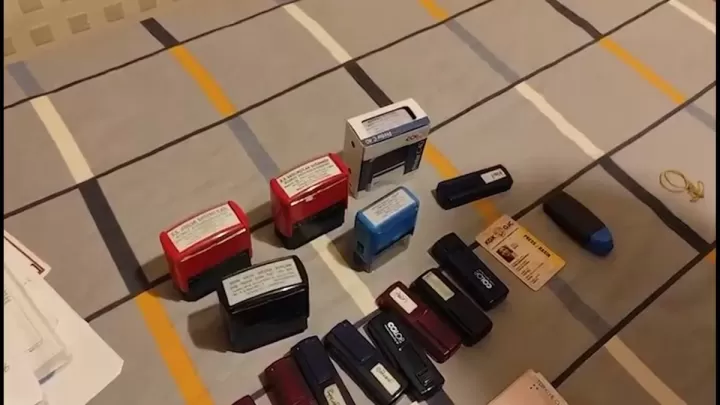 Operasyonda ele geçirilen çeşitli cihazlar ve materyallerin yerde sergilendiği görüntü