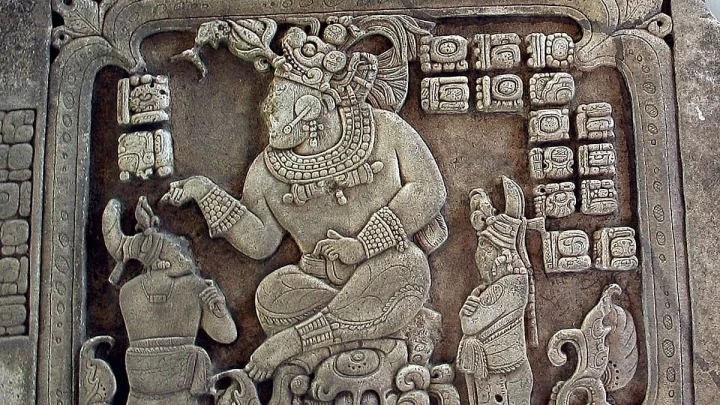 Cancuén’de bulunan taş pano; Maya kralı Taj Chan Ahk, törende bir bağlı yöneticiyi göreve atarken tasvir ediliyor.