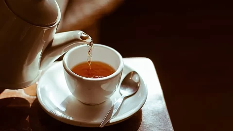 Düzenli çay tüketimi damar hastalıkları riskini azaltabilir; aşırı sıcak içilmemeli