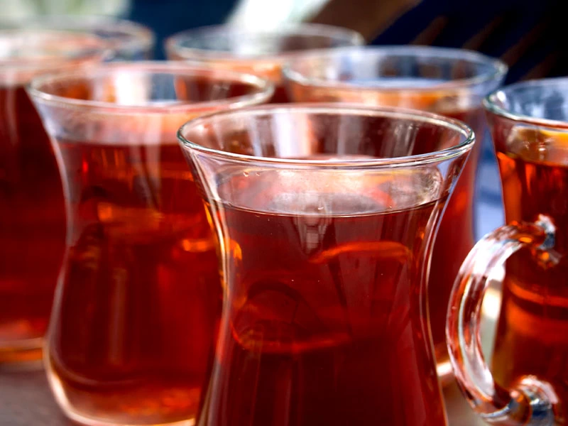 İçinde çay bulunan cam bardaklar